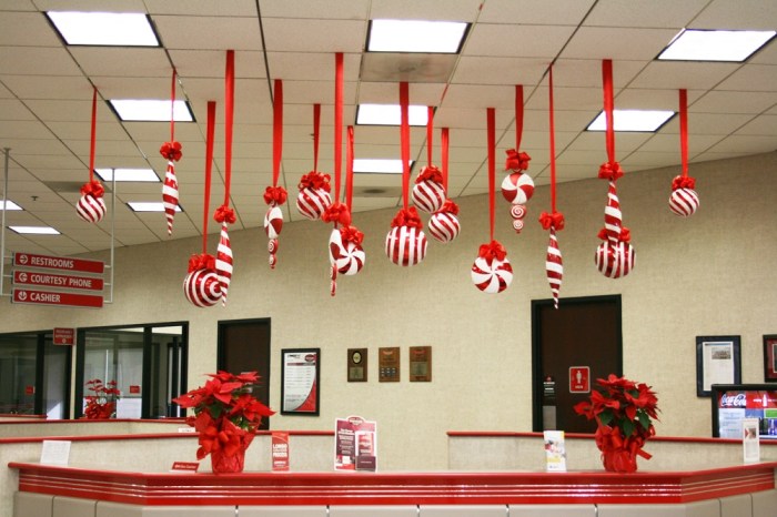 How to decorate office desk for christmas