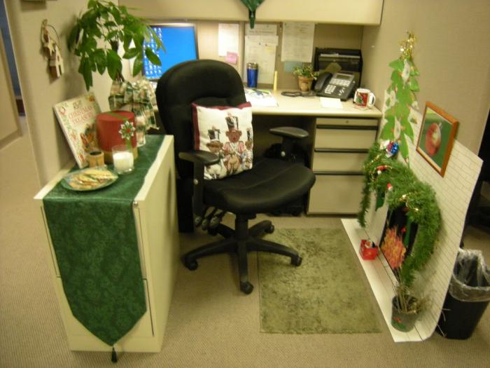 How to decorate office desk for christmas