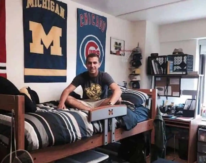 How to decorate a college boy room