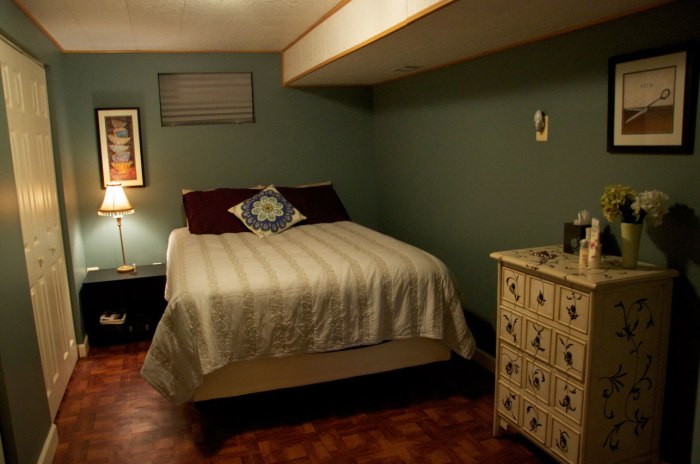 How to decorate a basement bedroom without windows